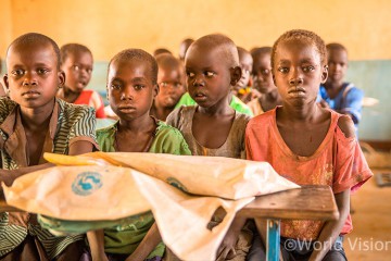 학교에서 배가 고픈 상태로 수업을 듣고 있는 학생들(출처: 월드비전)