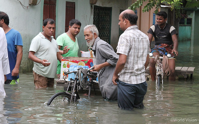 ▲ 방글라데시 주민들은 홍수로 침수된 집에서 그나마 쓸만한 물건들만 챙겨가지고 나왔습니다. (출처: 월드비전)