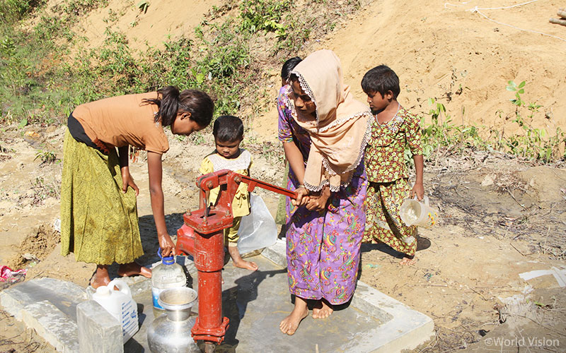 깨끗한 물을 마실 수 있도록 설치된 식수 펌프(출처: 월드비전)