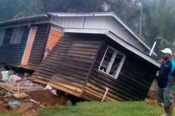 7.5 규모의 강진으로 주저앉은 집 출처: AP 통신