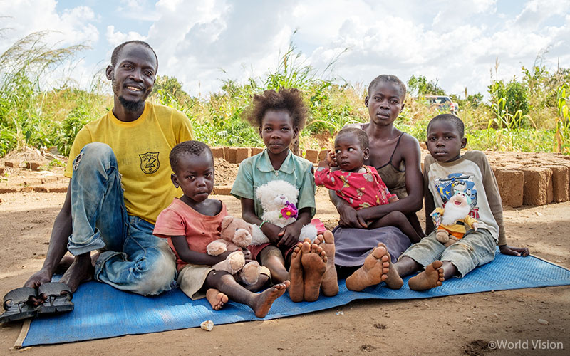임베피 난민캠프에 거주하는 가족의 모습 (사진출처: 월드비전)