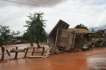 ▲ 홍수 피해로 처참해진 사남사이(Sanamxay) 지역 마을의 모습 (출처: 월드비전)