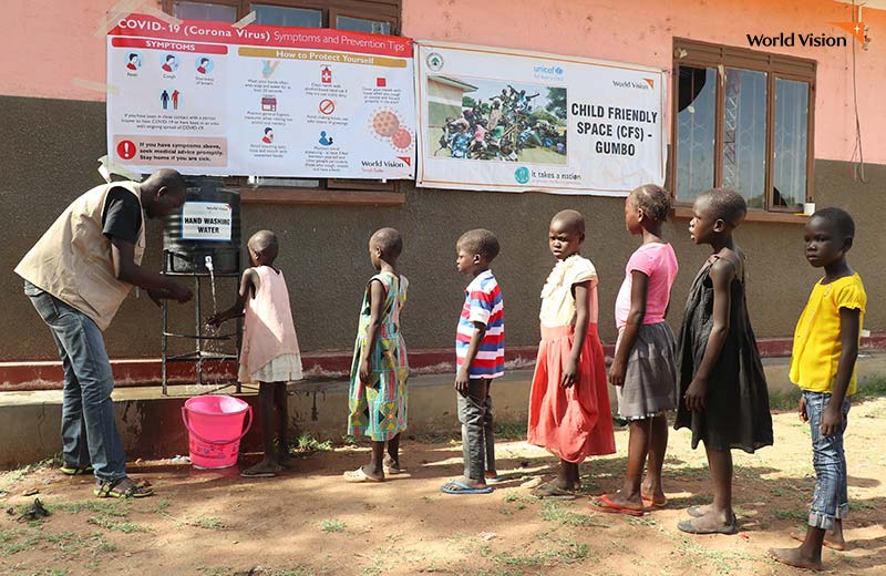 코로나 바이러스 예방을 위해 손씻기를 기다리고 있는 아이들 사진