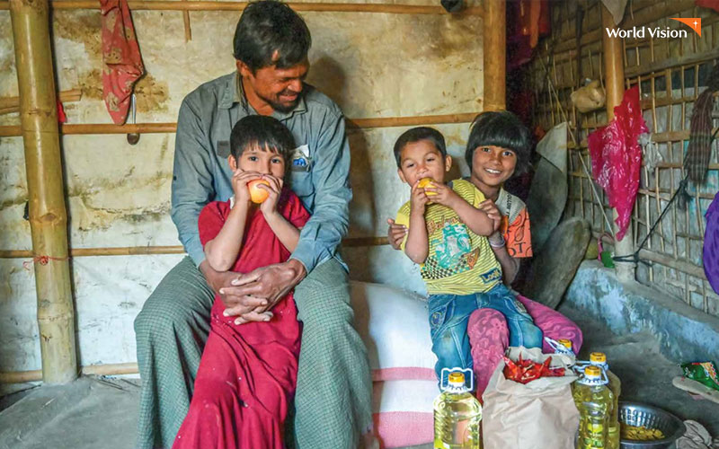 e-바우처 샵에서 사온 사과를 가족과 함께 먹고 있는 가족. 사진