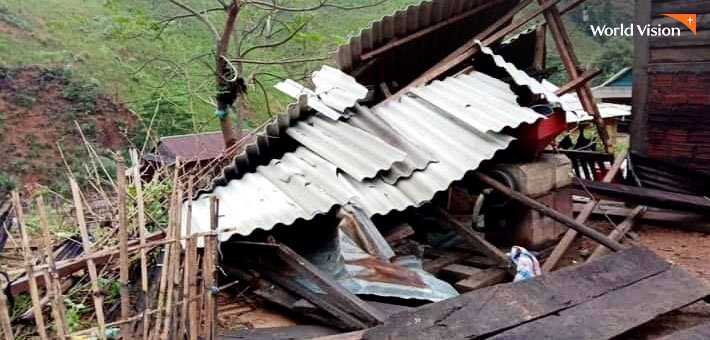 베트남 홍수로 인해 파손된 집