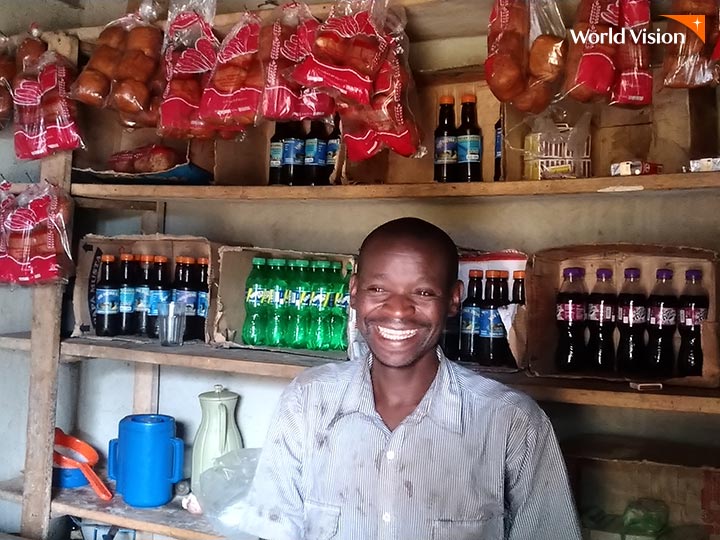 식료품 가게에서 활짝 웃고 있는 가사구와(Gasigwa Katahera, 38세)씨