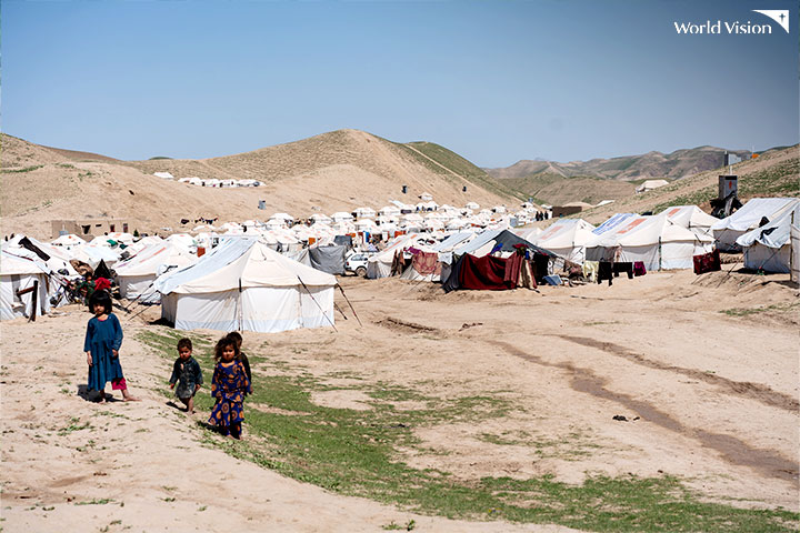 광야에 세워진 피난센터 천막과 근처에 있는 아이들