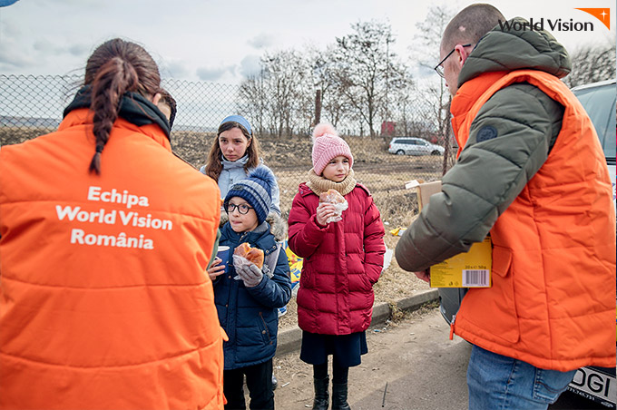 월드비전 스태프들이 우크라이나 어린이와 이야기하는 모습