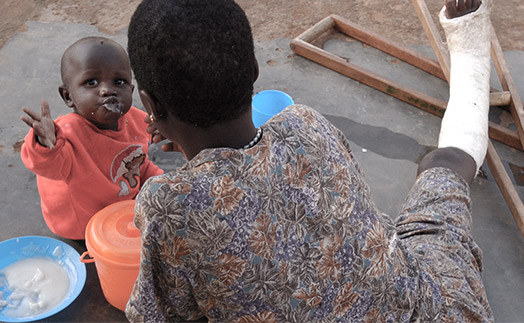 전쟁 피난중 부실한 식사를 하고 있는 아이의 모습