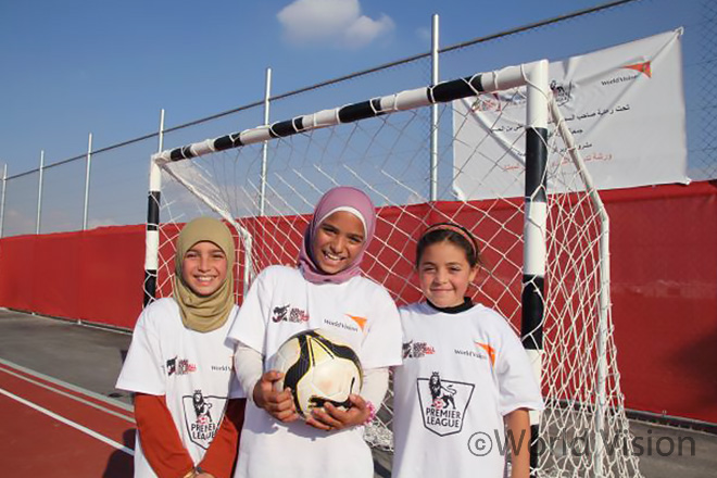 아즈라크(Azraq) 난민 캠프에서 태어나 처음으로 축구를 해본다는 아이 자이나브 (Zaynab, 오른쪽) (출처: 월드비전)
