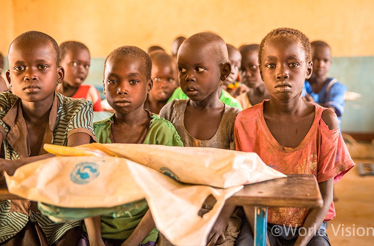 학교에서 배가 고픈 상태로 수업을 듣고 있는 학생들(출처: 월드비전)