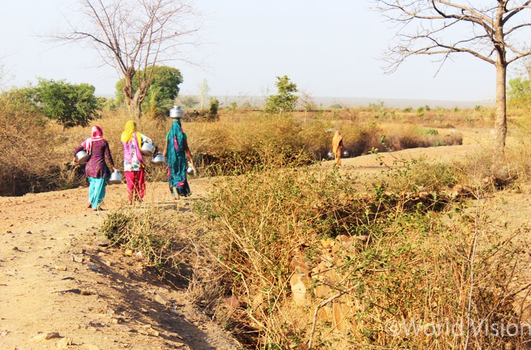 가뭄으로 온 땅이 말라붙어 물을 길러 가기 위해선 먼 길을 떠나야 합니다 - 우타르 프라데시 주(州) 아파라지타 지역 (출처: 월드비전)