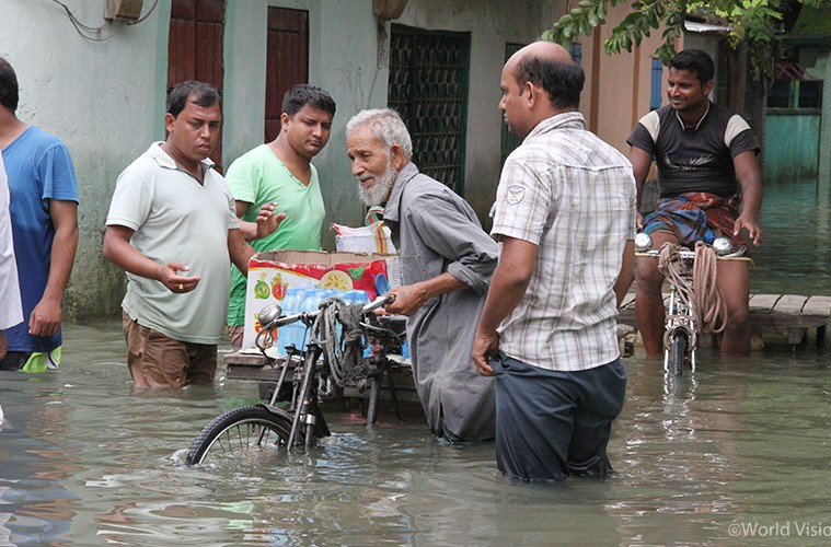 ▲ 방글라데시 주민들은 홍수로 침수된 집에서 그나마 쓸만한 물건들만 챙겨가지고 나왔습니다. (출처: 월드비전)