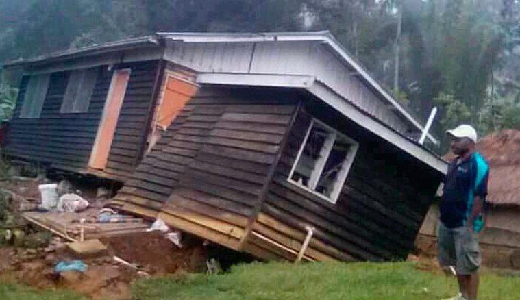 7.5 규모의 강진으로 주저앉은 집 출처: AP 통신