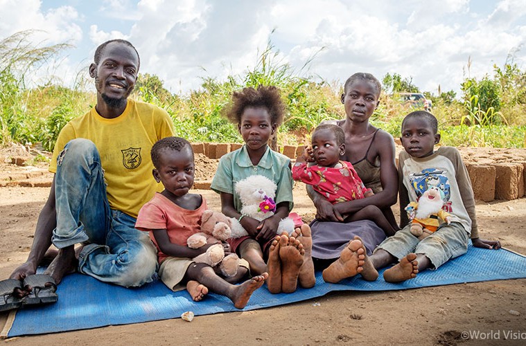 임베피 난민캠프에 거주하는 가족의 모습 (사진출처: 월드비전)