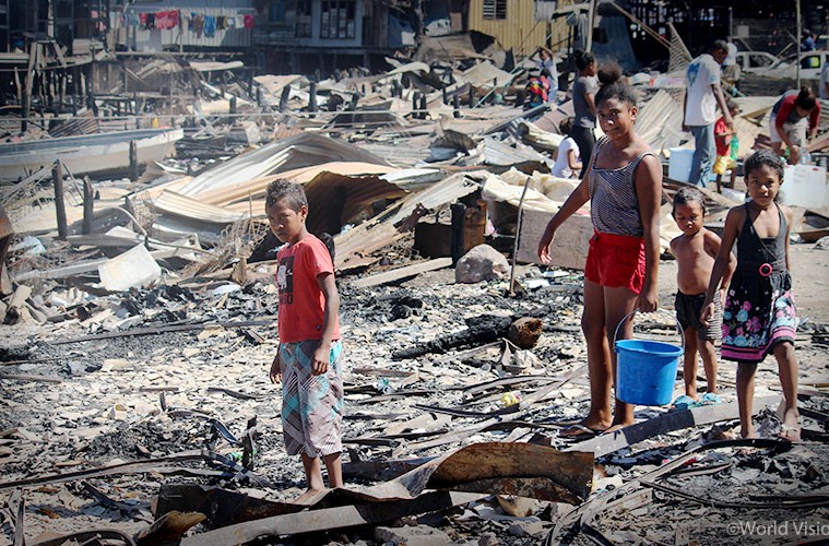 ▲지진으로 무너진 하누아바다(Hanuabada) 마을의 건물 잔해와 아이들의 모습(출처: 월드비전)