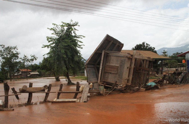 ▲ 홍수 피해로 처참해진 사남사이(Sanamxay) 지역 마을의 모습 (출처: 월드비전)
