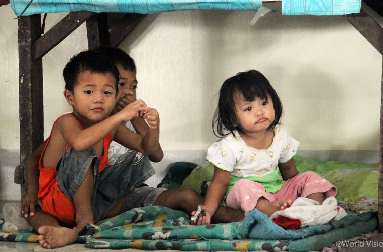 ▲ 임시 대피소에 피신해 있는 필리핀 피해 지역 아이들의 모습 (출처: 월드비전)