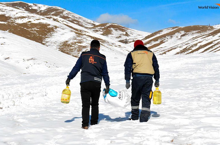 코로나19로 인해 생계의 위협을 받고 있는 취약계층에게 식량을 배송하고 있는 몽골 월드비전 직원들