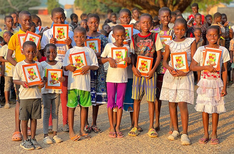 크리스마스 선물을 들고 있는 아프리카 아이들